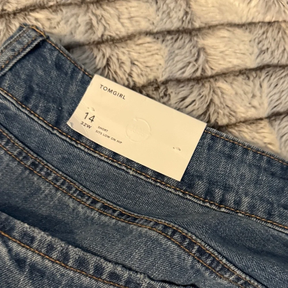 America eagle Tomgirl Distressed Jeans - Picture 5 of 6